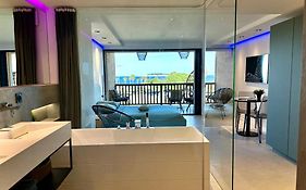 Appartement neuf climatisé - vue mer Saint-Tropez - 50m plage et port - piscine